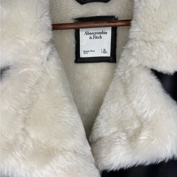 Abercrombie & Fitch Black and Cream Teddy Jacket - Picture 6 of 6
